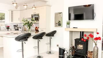 Luxury Cottage, Multiple Bedrooms, Sea View, Sea Facing | Living area | Flat-screen TV, fireplace, Netflix, DVD player