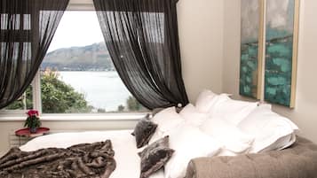 Luxury Cottage, Multiple Bedrooms, Sea View, Sea Facing | Living room | Flat-screen TV, fireplace, Netflix, DVD player