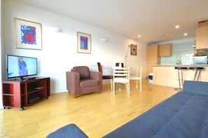 Superior Apartment, 2 Bedrooms (414) | Living area | Flat-screen TV - The Pavillion (London)