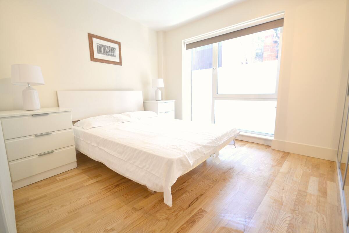 Cortinas blackout, tabla de planchar con plancha y wifi gratis 