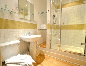 Apartment, 2 Schlafzimmer (1) | Badezimmer | Dusche, kostenlose Toilettenartikel, Haartrockner, Handtücher