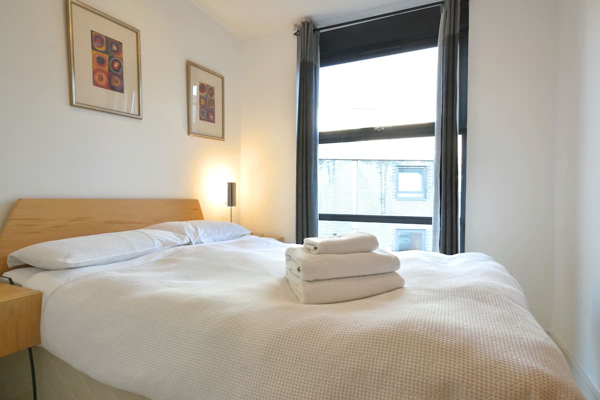 Cortinas blackout, tabla de planchar con plancha y wifi gratis 