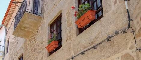 Vista frontal de la propiedad