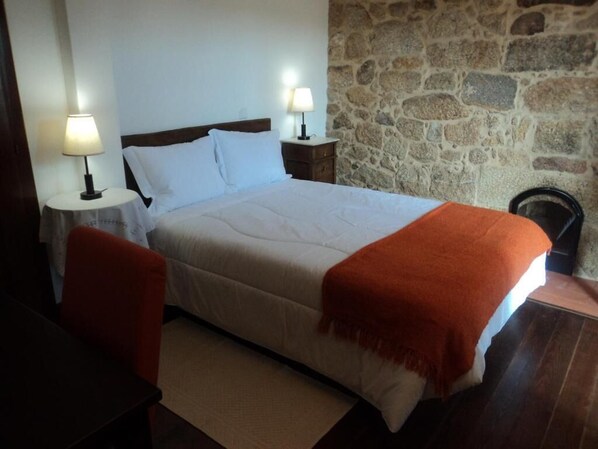 Chambre Double | Bureau, rideaux occultants, Wi-Fi gratuit, draps fournis