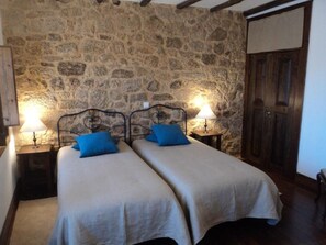 Chambre avec lits jumeaux | Bureau, rideaux occultants, Wi-Fi gratuit, draps fournis