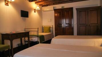 Kolmen hengen huone | Työpöytä, pimennysverhot, ilmainen Wi-Fi, vuodevaatteet