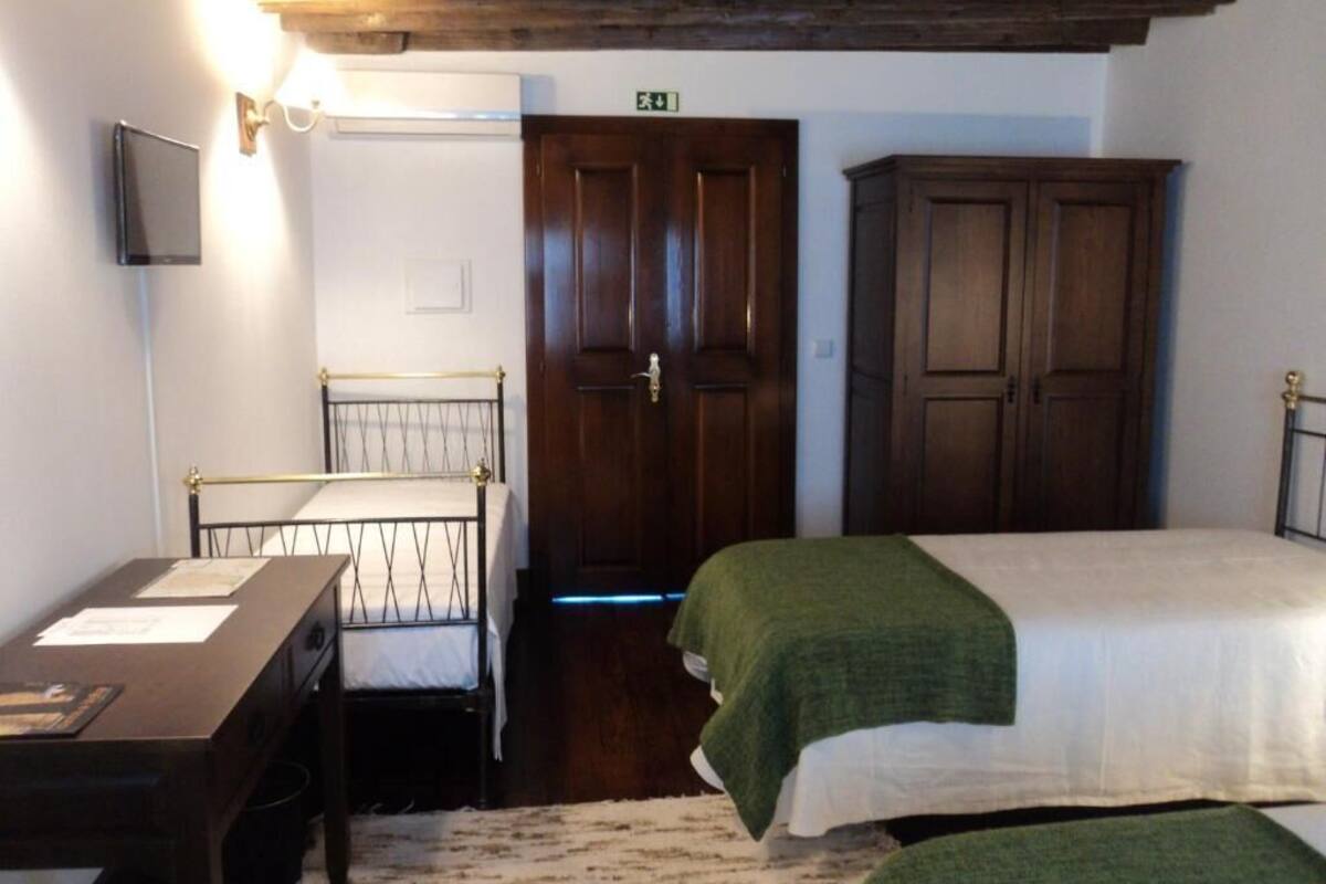 Triple Room | Desk, blackout curtains, free WiFi, bed sheets