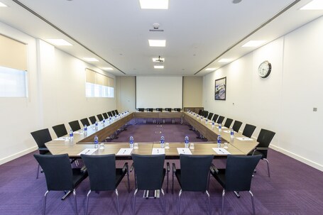 Premier Inn Abu Dhabi Airport (Business Park) - Image 12