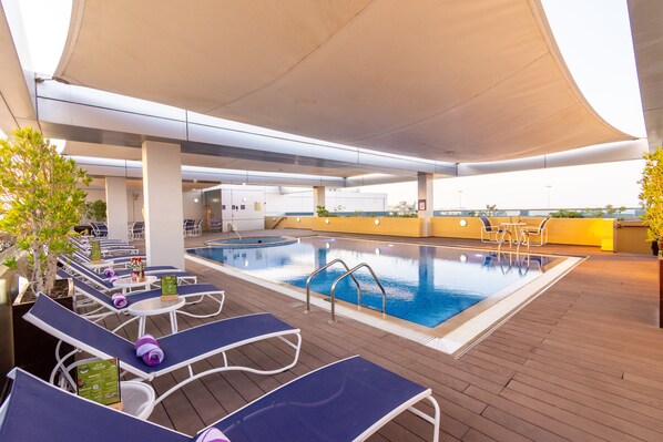 Piscine extérieure, chaises longues