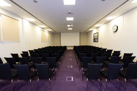 Premier Inn Abu Dhabi Airport (Business Park) - Image 24