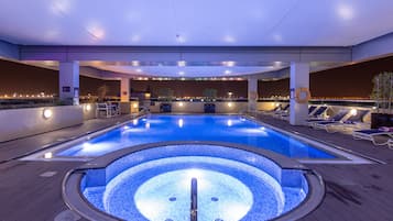 Outdoor pool, open 9:00 AM to 9:00 PM, pool loungers