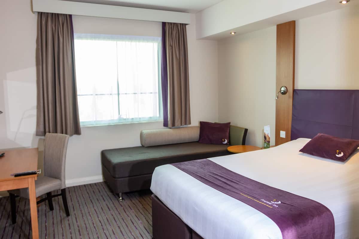 Habitación doble, no fumadores (FREE Aprt Shuttle|Yas Island drop off) | 1 dormitorio, ropa de cama de alta calidad, caja fuerte y escritorio