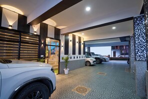 Free self-parking - Treebo Roshan House With Valley View (Dharamshala)