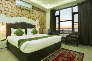 Escritorio, cortinas blackout y tabla de planchar con plancha 