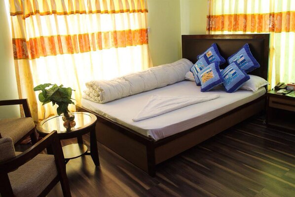 Standardzimmer | Badezimmer | Dusche, kostenlose Toilettenartikel, Handtücher