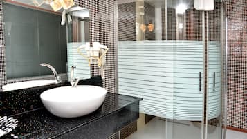 Suite | Bathroom | Shower, free toiletries, hair dryer, slippers
