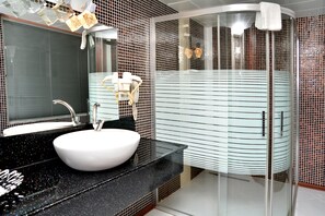 Suite | Bathroom | Shower, free toiletries, hair dryer, slippers - Business Grand Hotel (Ankara)