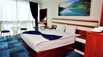 Family Room | Minibar, in-room safe, desk, free WiFi