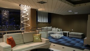 Lobby-lounge