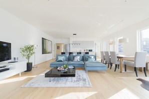 Departamento, vista al mar (Pir 3) | Sala de estar | Televisión de pantalla plana 