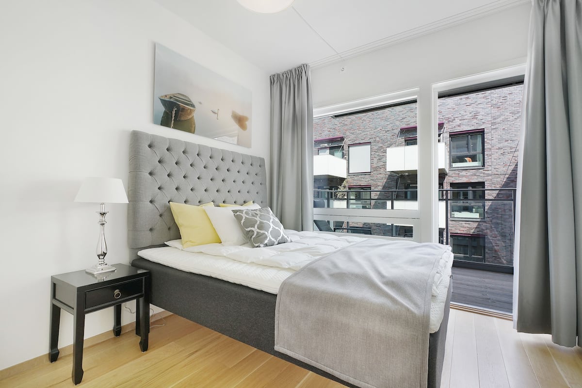 2 bedrooms, laptop workspace, soundproofing, iron/ironing board