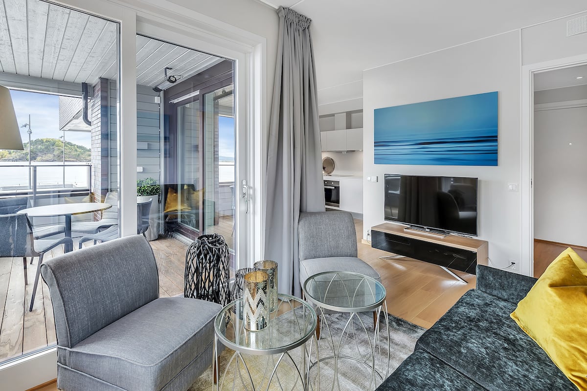Appartement, uitzicht op zee (Sea Front) | Woonruimte | Een flatscreentelevisie