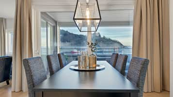 Apartment, Meerblick (Seaside) | Essbereich im Zimmer