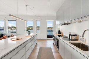 Refrigerador con freezer, microondas, horno, placa de cocina