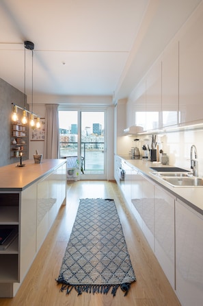 Apartamento, 2 quartos | Cozinha privada | Geladeira grande, micro-ondas, fogão, cooktop