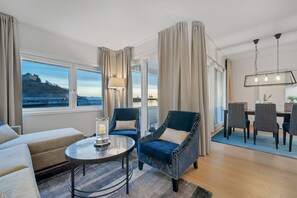 Leilighet, sjøutsikt (Seaside) | Oppholdsområde | Flatskjerm-TV