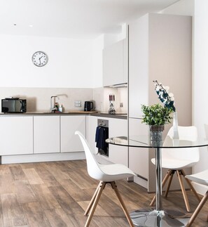 Superior Apartment, 2 Bedrooms (208) | In-room dining - Arch Apartment 3 Colts Lane (London)