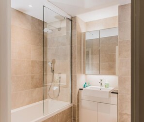 Superior Apartment, 2 Bedrooms (208) | Bathroom | Shower, free toiletries, hair dryer, towels