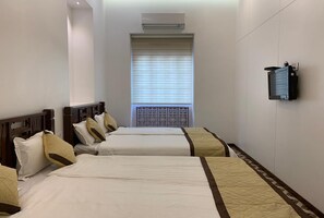 Superior AC Quadruple Room With Shared Bathroom | Desk, free WiFi - Carlton Hotel (Mumbai)