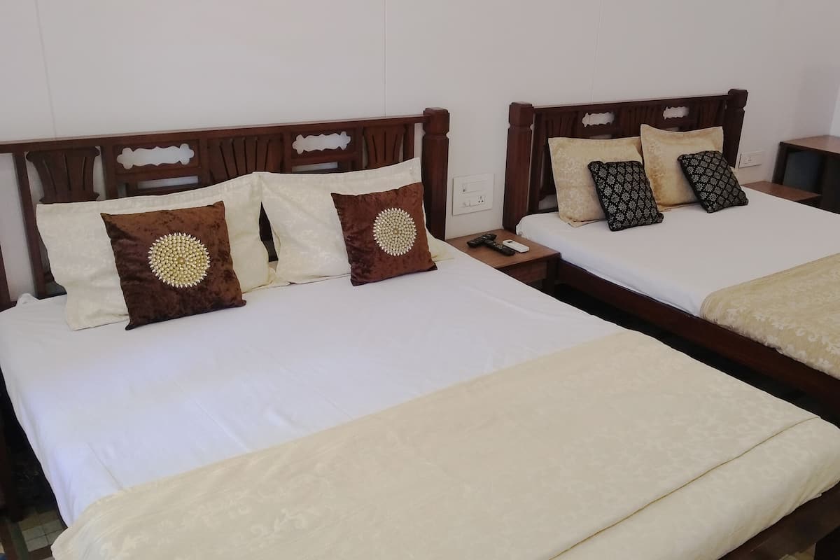 Chambre Triple Supérieure, 1 chambre, vue ville | Bureau, Wi-Fi gratuit