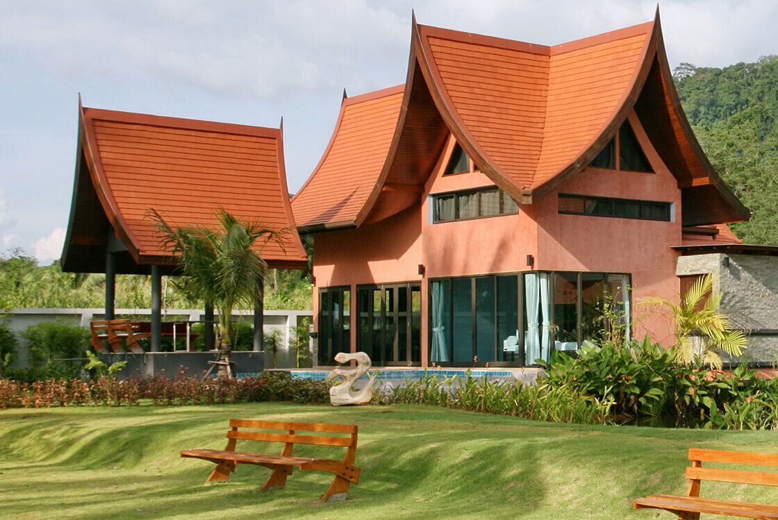 Un edificio moderno con un diseño arquitectónico único, que presenta varios techos inclinados y grandes ventanales.
