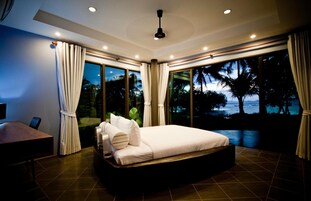 Deluxe Three-Bedroom Villa with Private Pool | Een minibar, een kluis op de kamer, een bureau, verduisterende gordijnen