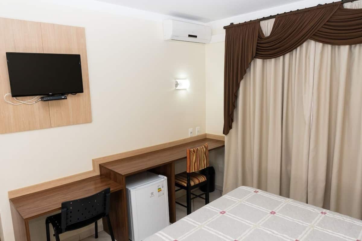 Deluxe-Dreibettzimmer | 1 Schlafzimmer, Minibar, Schreibtisch, schallisolierte Zimmer
