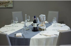Déjeuner et dîner servis sur place, spécialités Cuisine locale