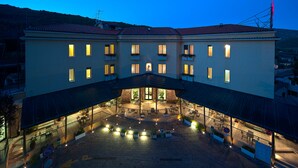 Un hotel con un patio central, varios balcones y un tejado de tejas.