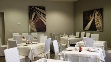 Serveert lunch en diner, lokale gerechten