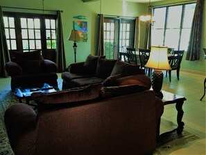 Smart TV, Netflix, DVD player, books - Corozal Home Pool, Dock, Fishing, 3 Bedrooms, 2 Kitchens, Ideal for Families (Corozal Town)