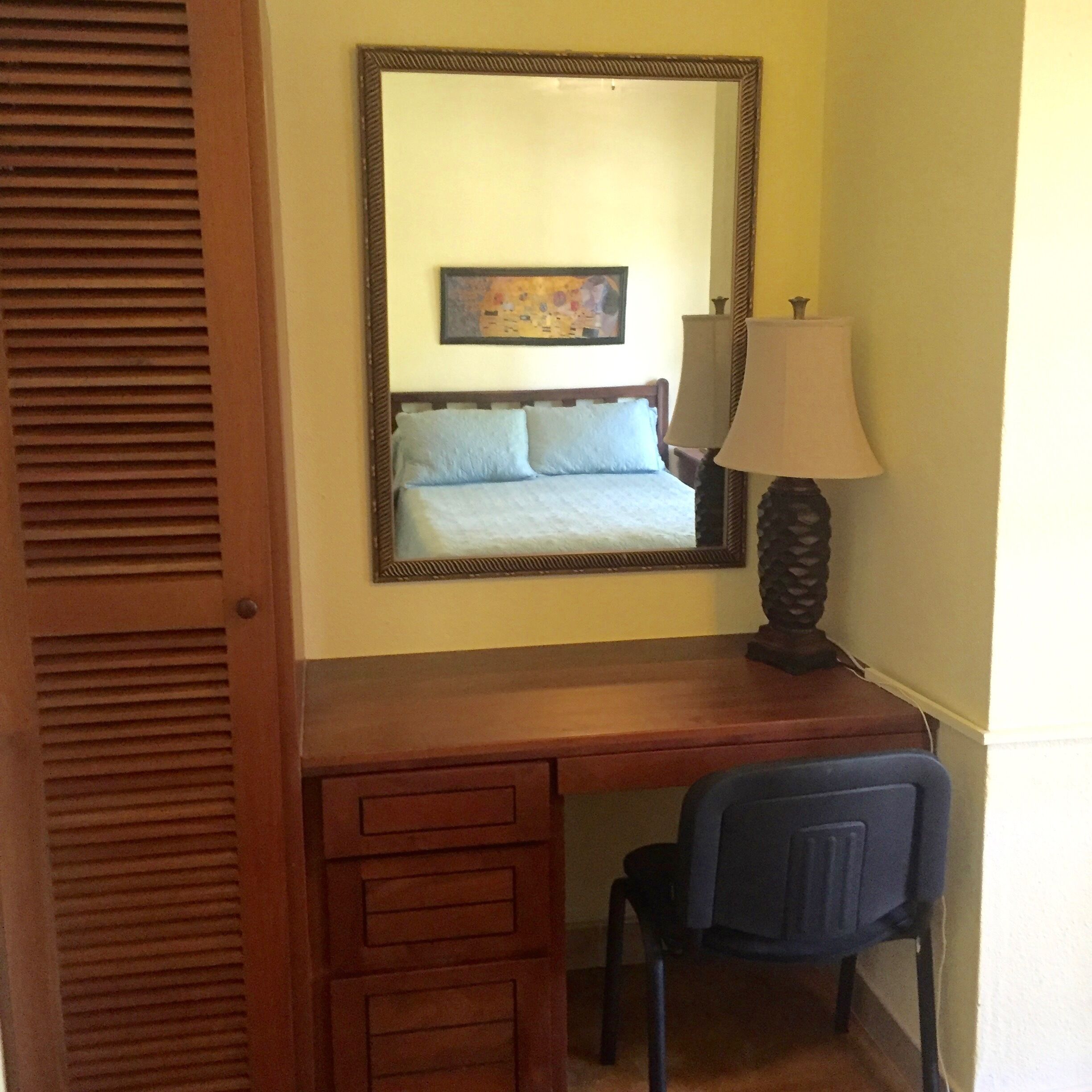 2 sovrum, värdeförvaringsskåp på rummet och skrivbord