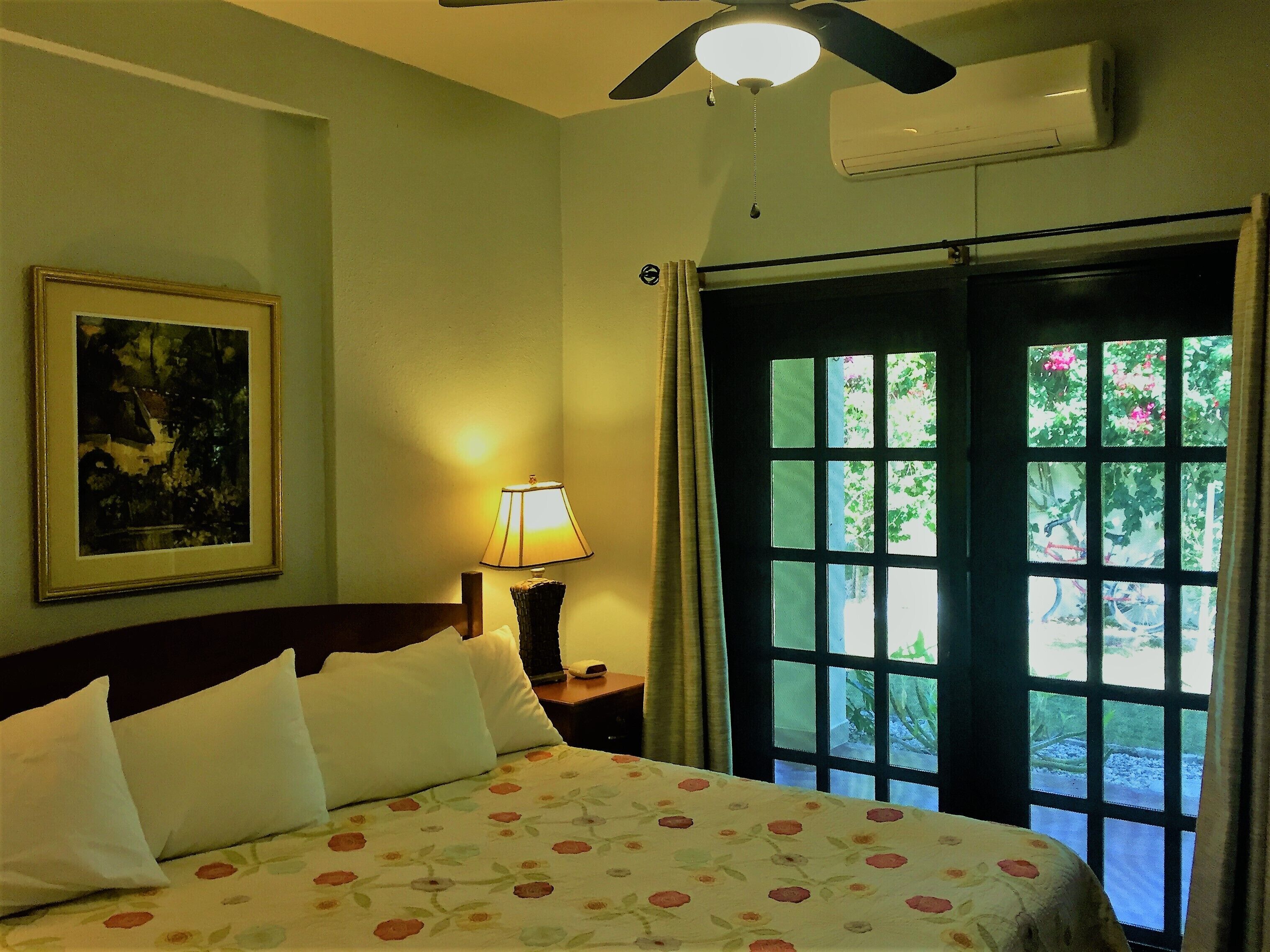 2 slaapkamers, een kluis op de kamer, een bureau