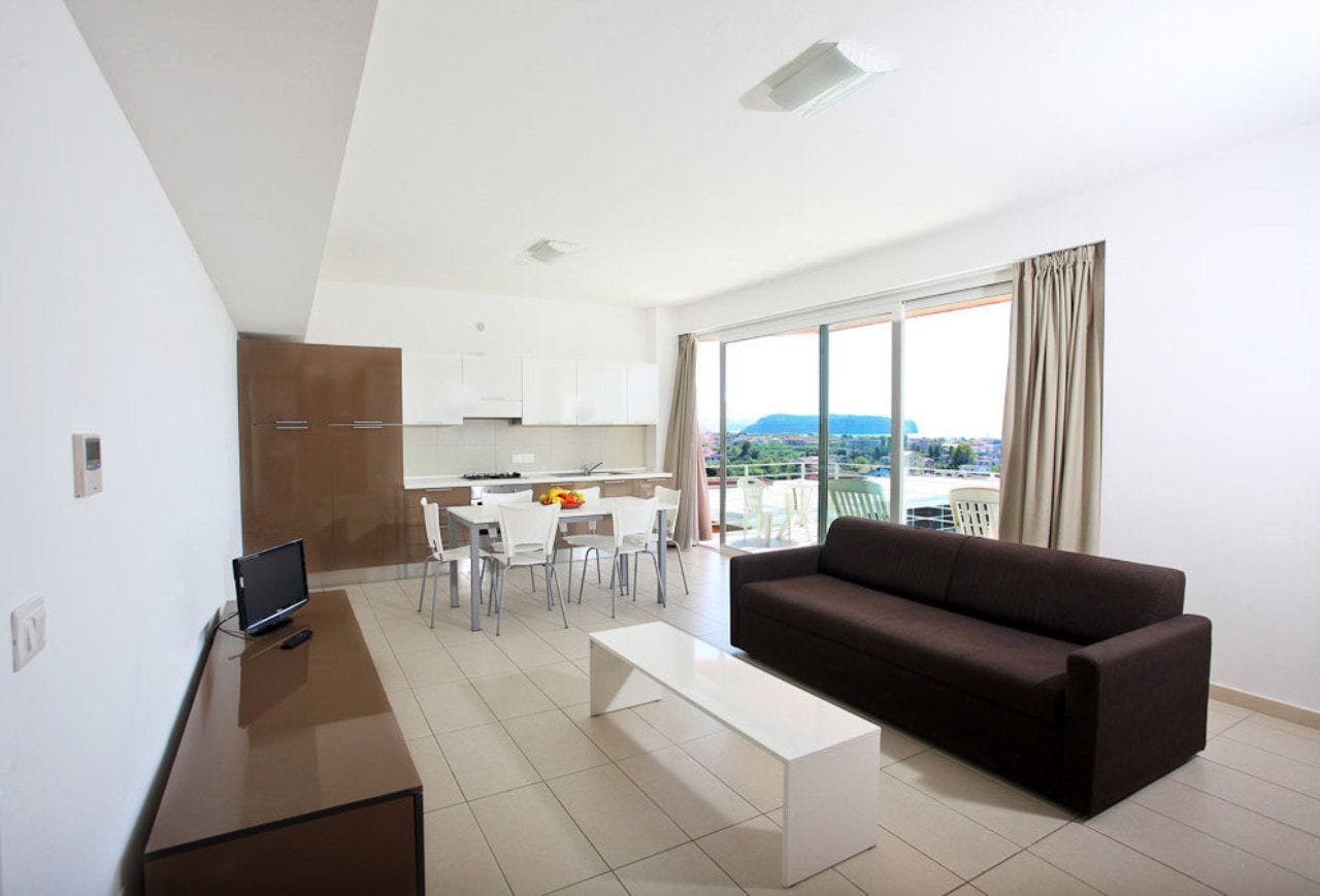 Standaard appartement, 1 slaapkamer | Privékitchenette | Een oven, een kookplaat, kookgerei, borden en bestek