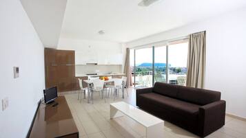 Standaard appartement, 1 slaapkamer | Privékitchenette | Een oven, een kookplaat, kookgerei, borden en bestek