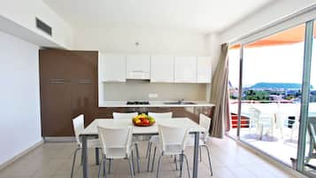 Standard Apartment, 1 Bedroom | Private kitchenette | Oven, stovetop, cookware/dishes/utensils