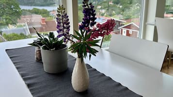 Breakfast and lunch served, local and international cuisine