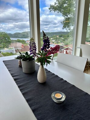 Breakfast and lunch served, local and international cuisine