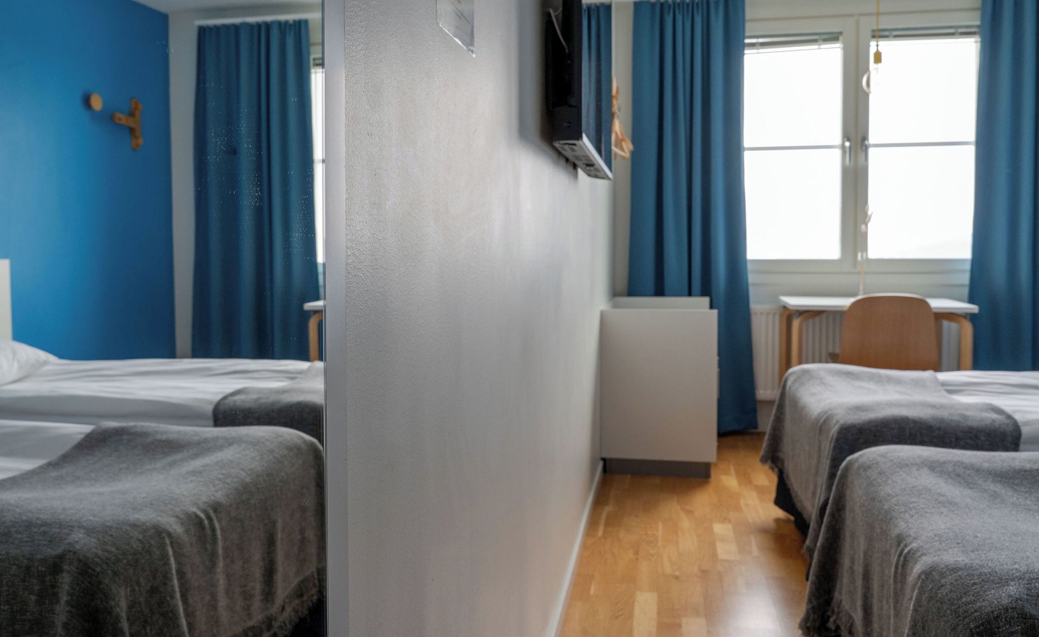 Dobbelt- eller tomannsrom – premium | Skrivebord, skrivebord for bærbar PC og strykejern/-brett