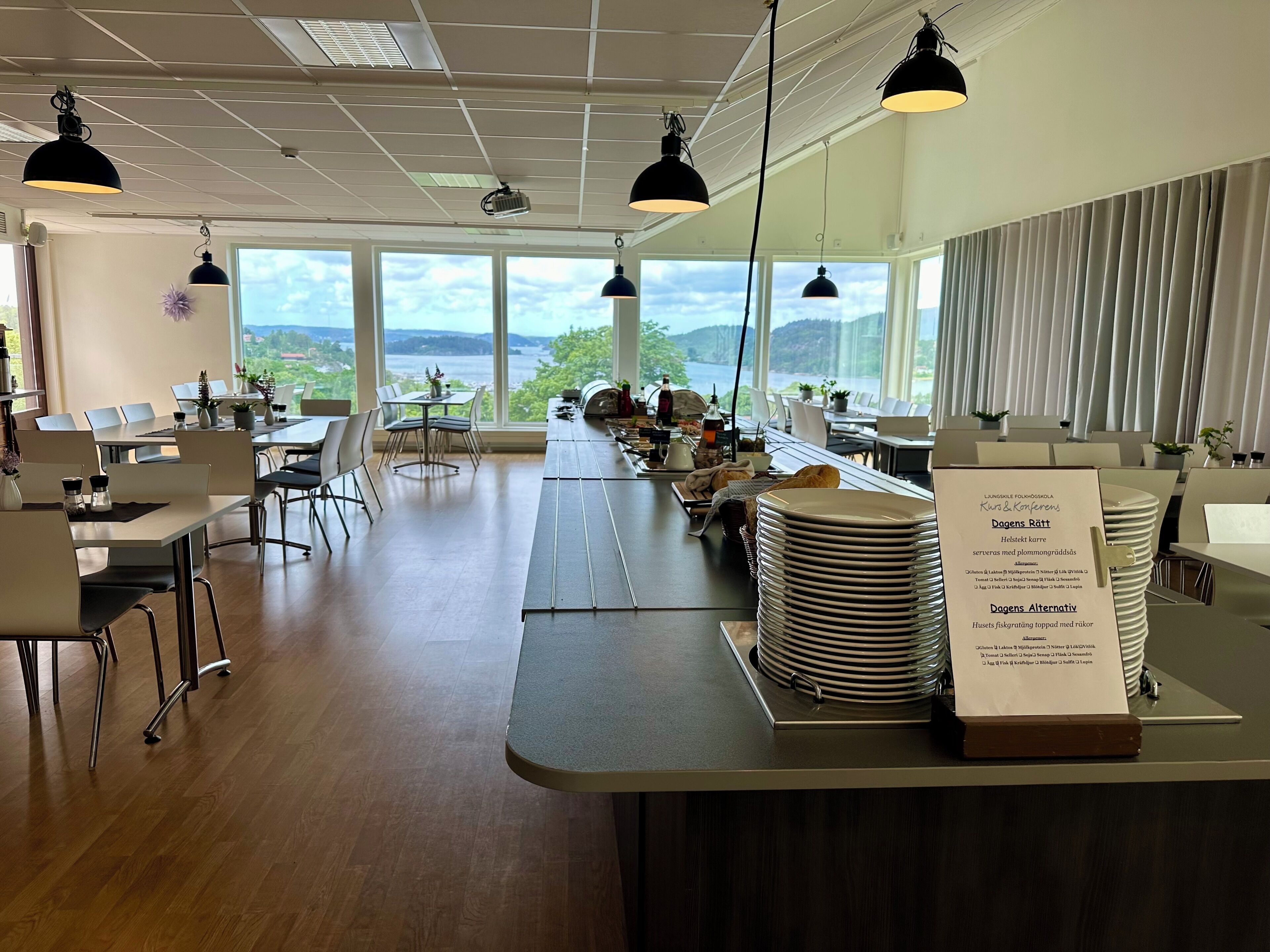 Frokost og lunsj serveres, lokale og internasjonale retter